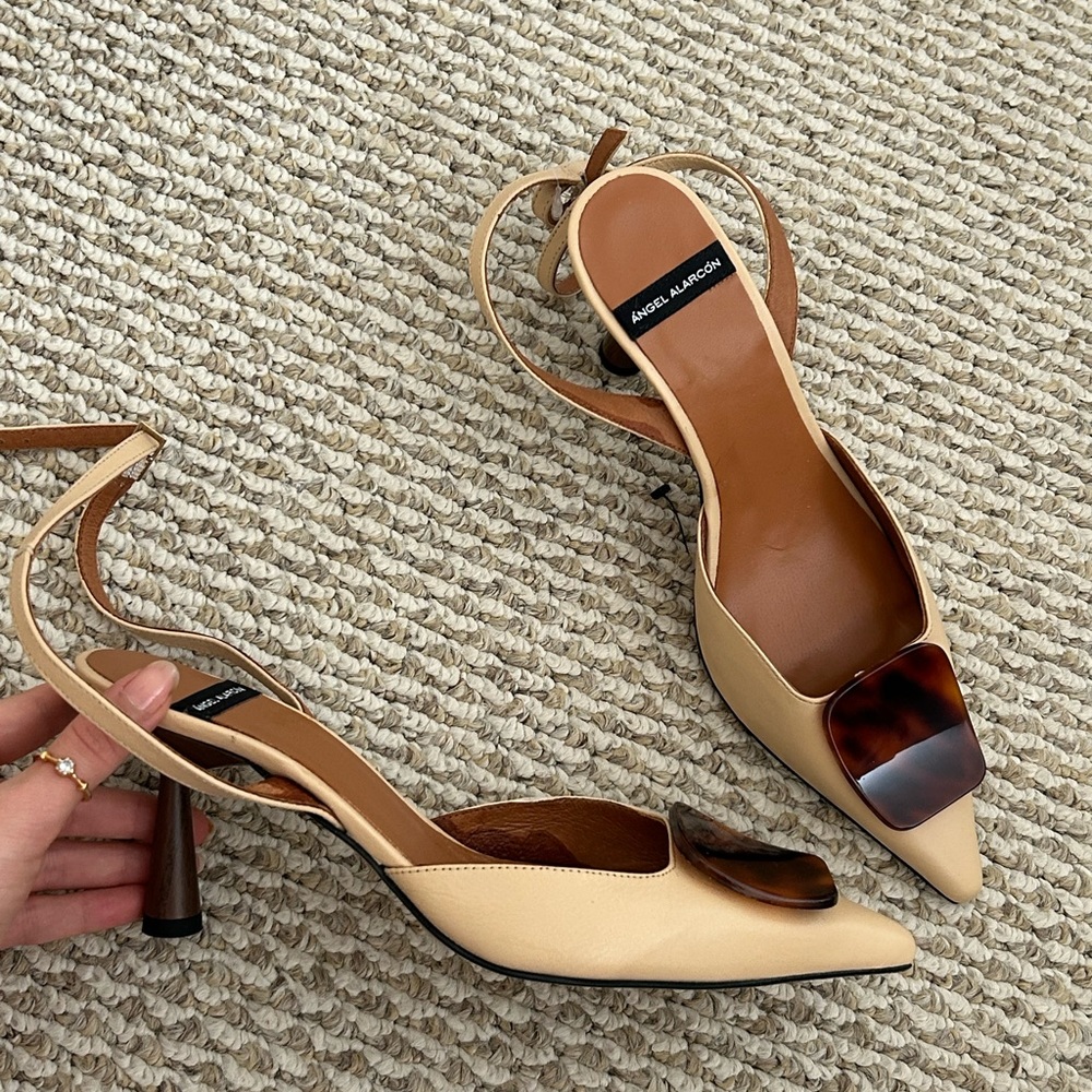 Ángel Alarcón Pointed Kitten Heels